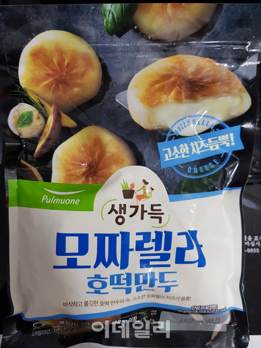 [웅기자의 괴식기] 식감 '종합선물세트' 같은 풀무원 '호떡만두'