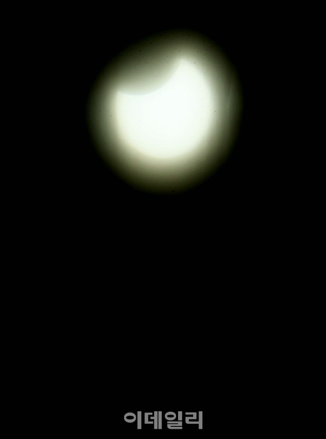 [포토]'달이 해를 가렸어요'