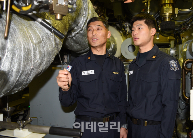 아버지 따라 아들도 같은 잠수함…해군 첫 '父子' 승조원 탄생