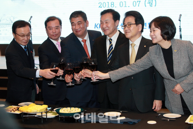 소상공인 신년회에 모인 5당 대표 "소상공인기본법 제정하겠다"