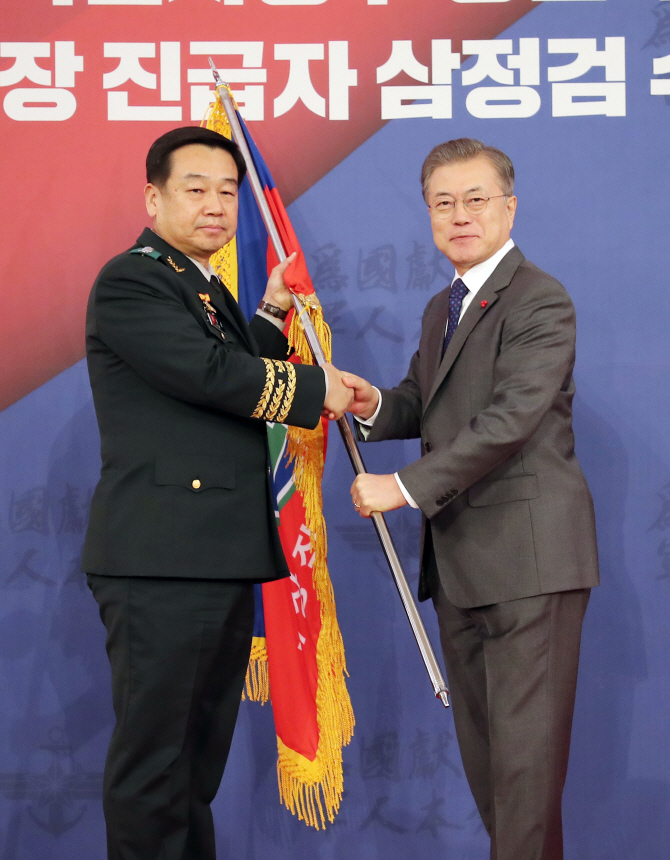 [포토] 지상작전사령부 창설 부대기 수여하는 문 대통령