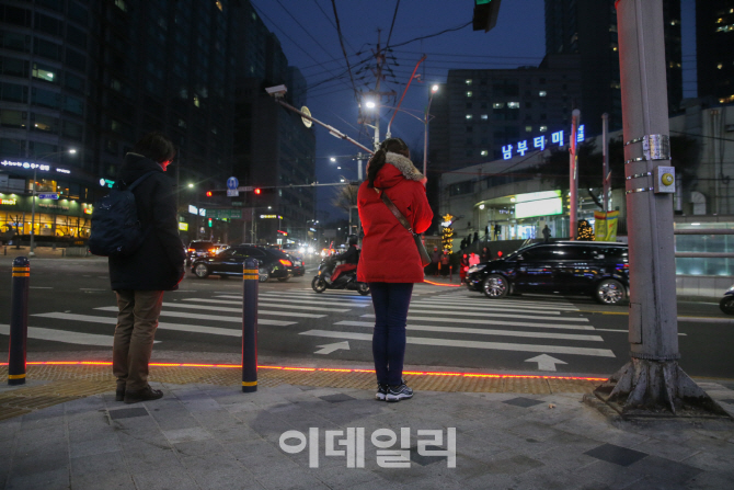 [동네방네]서초구, ‘스몸비 사고 예방’ 바닥신호등 시범 운영