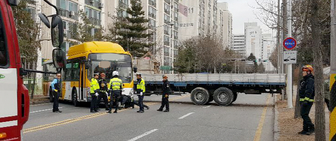 언덕에 세운 8t 트럭 미끄러져 버스와 '쾅'…1명 사망