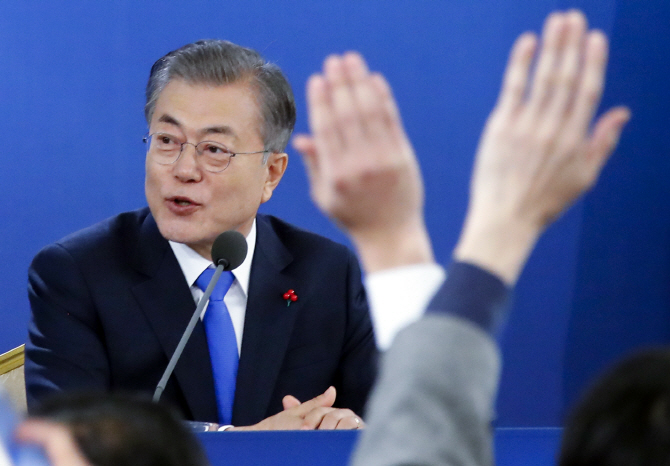 [신년회견 일문일답]文대통령 "청와대에 친문 아닌 사람 없다"