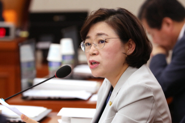 한국당 “문대통령, ‘가짜 경제’ 제조기…정신 못차려”