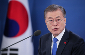 文대통령 달라졌다…"희생 강요 안해"→"경제 어려우면 노동자도 고통"