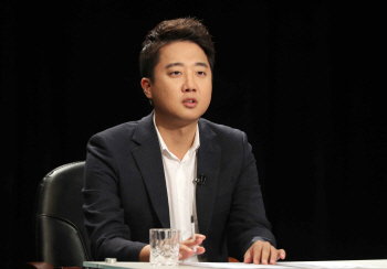 文 "용 나오는 사회 만들겠다"... 이준석 "따뜻한 개천" 조국 발언 비판
