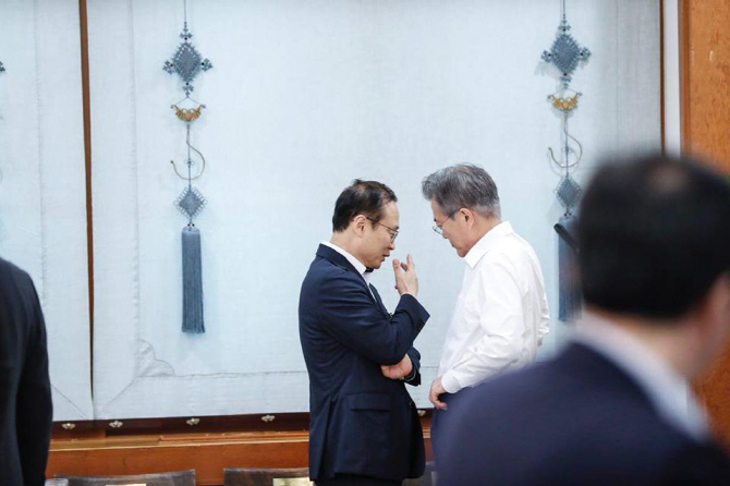  文대통령으로 인해 다시 보게 된 홍영표의 머리숱