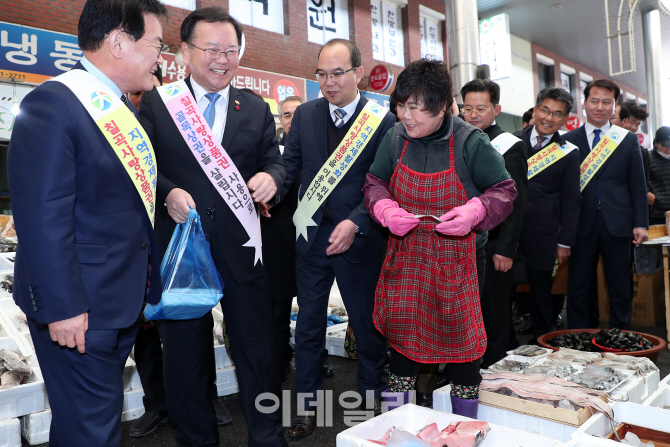 [포토]김부겸 장관, '칠곡 왜관 전통시장 찾아'