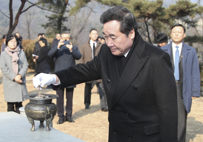李 총리 “일본은 과거 앞에, 한국은 미래 앞에 겸허해야”