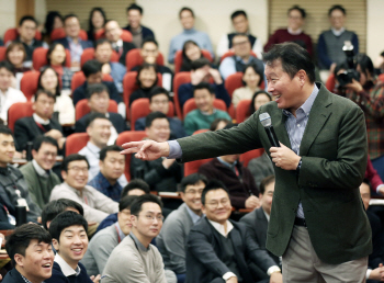 “내 워라밸은 꽝”…최태원 SK회장, 줄무늬 양말 내보인 까닭은