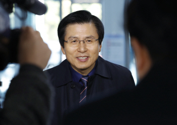 황교안 등판, 이제 눈길은 홍준표…전대서 빅매치 성사될까