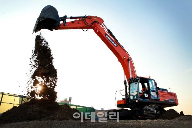 韓 굴착기, 3년새 中 판매량 3배 급증…"올해도 견조하다"