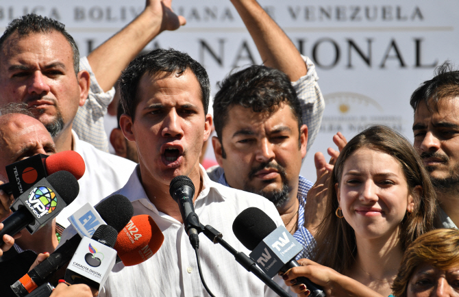 혼란의 베네수엘라…대통령 퇴진운동하던 국회의장 억류