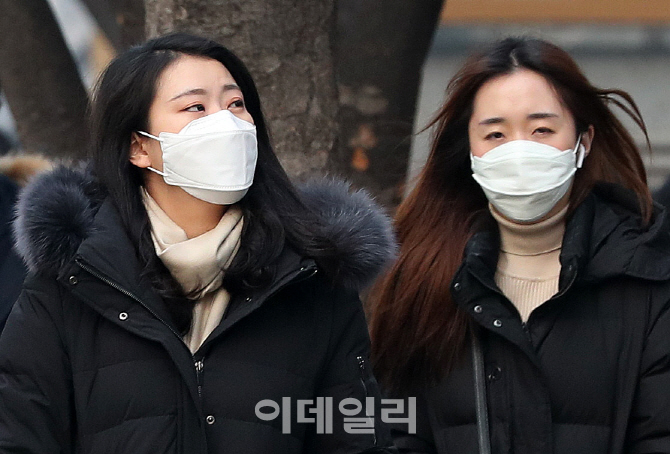 [포토]외출시 마스크는 필수에요!