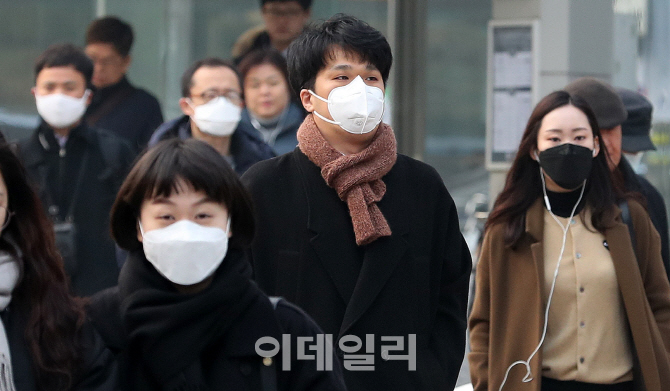 [포토]미세먼지 습격…일상화된 마스크