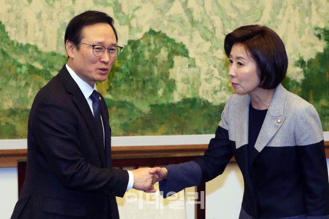 [포토]악수하는 홍영표-나경원