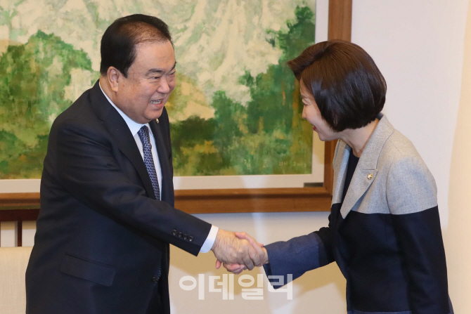 [포토]악수하는 문희상-나경원