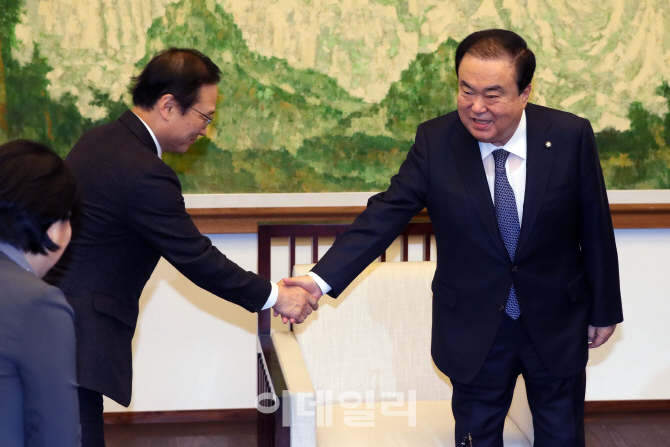 [포토]악수하는 문희상-홍영표