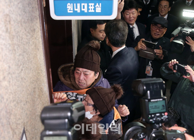 [포토]'5·18 유가족, 나경원 원내대표와 면담 요구'