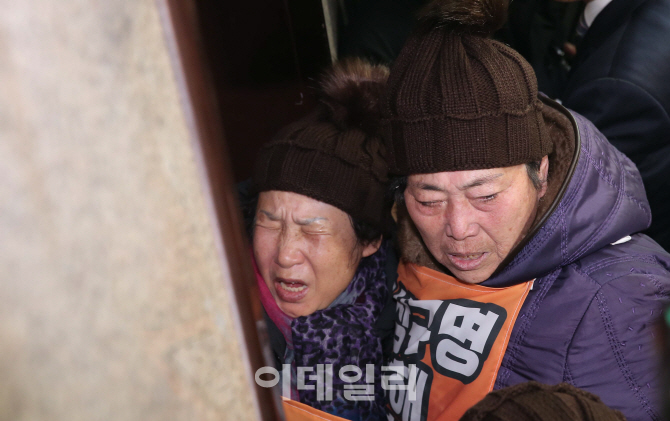 [포토]'5·18 유가족, 나경원 한국당 원내대표와 면담 요구'