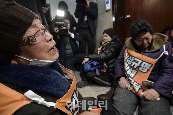 [포토]'한국당 원내대표실 앞에서 오열하는 5·18 유가족들'