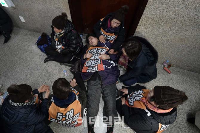 [포토]'열리지 않는 문 앞의 유가족들'