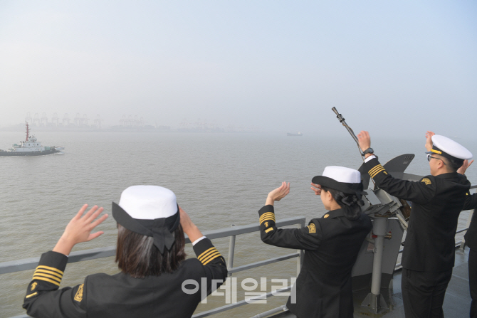 [포토]'손 흔드는 해군사관학교 생도들'