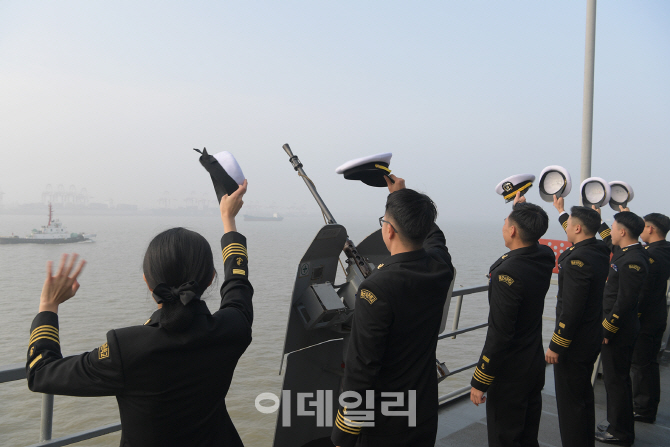 [포토]'상해 보며 모자 흔드는 해군사관학교 생도들'