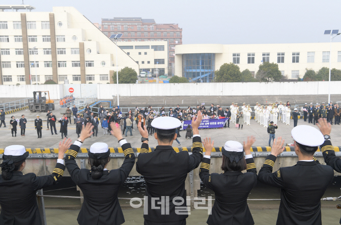 [포토]해군 순항훈련전단 중국 상해 입항