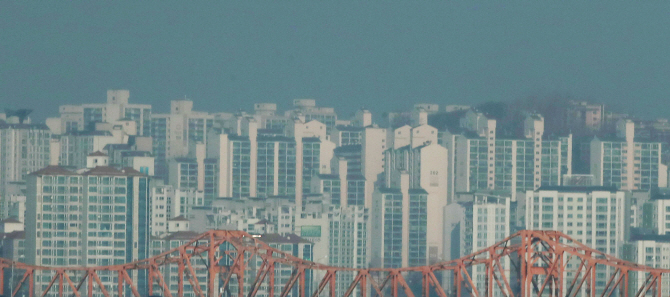 3년째 넘친 정부 곳간… "잔치 끝났다" Vs "올해도 초과세수"