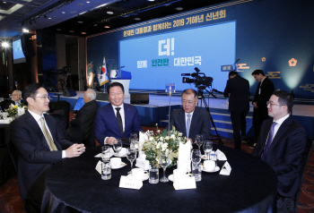 文대통령, 5대그룹 총수와 청와대서 한자리에…투자·고용 확대 당부(종합)