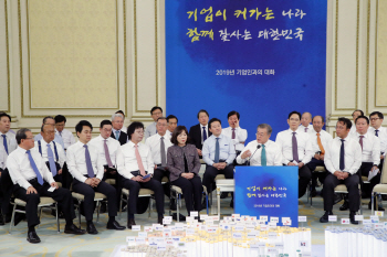 文대통령 경제행보, 남은 건 민주노총과 소상공인 설득