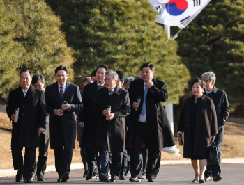 文대통령 “고용·투자” 당부에 기업인 “규제완화 미진하다” 호소