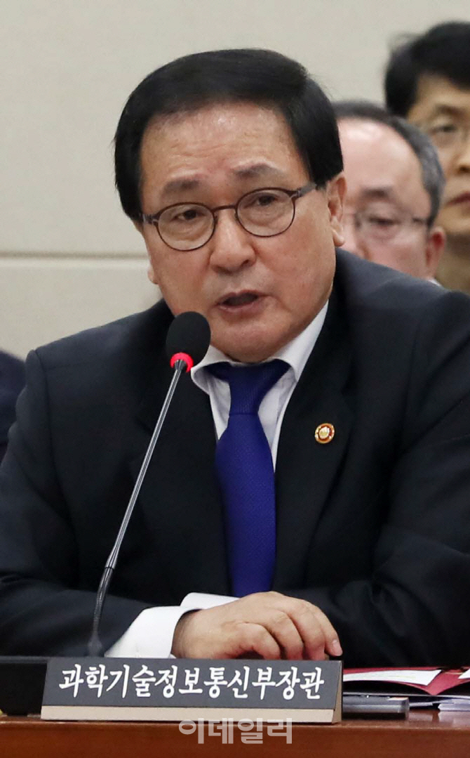 유영민 “김태우가 수사전문가 필요하다 했다..면접 1순위 통보”