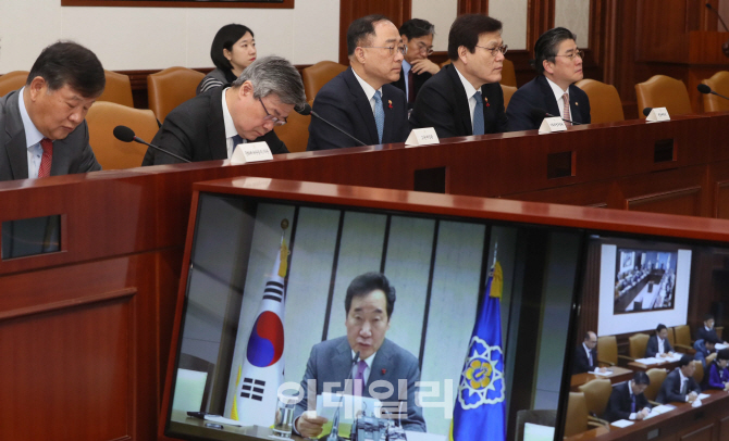 [포토]이낙연 총리 모두발언 경청하는 장·차관들