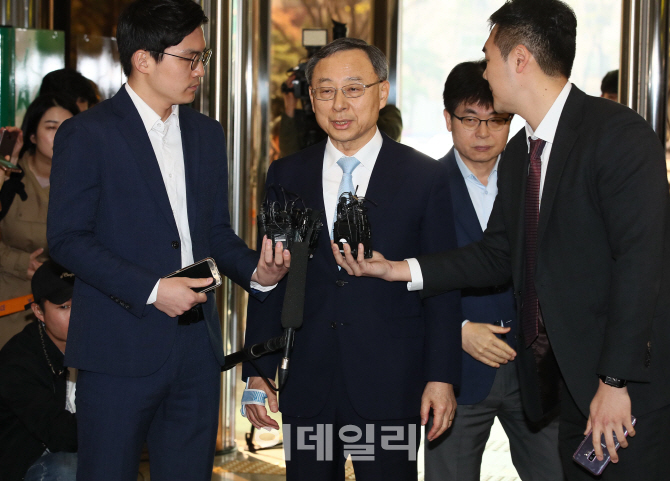 경찰, '불법정치자금 후원' 황창규 KT 회장 기소의견 송치