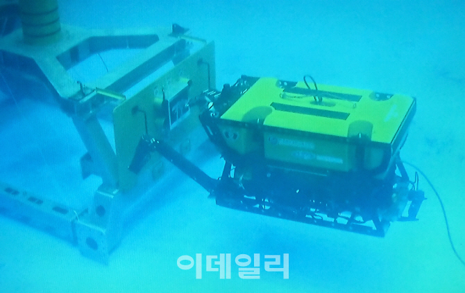 국내기술 수중건설로봇…해저 2500m서 케이블 매설도