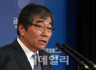 기재부 “금감원 억대 연봉 간부 안줄이면 공공기관 지정”