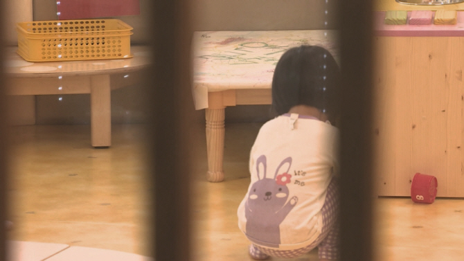 두 살배기 아이 이불로 덮어 누른 40대 보육교사 집행유예