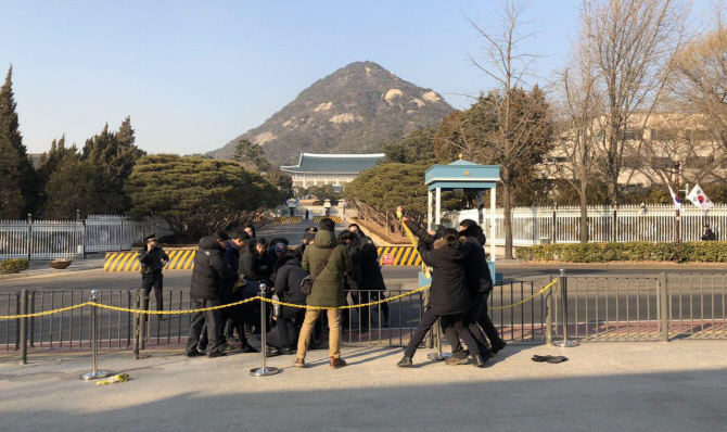 청와대 앞 기습시위 벌인 비정규직 6명 현행범 체포