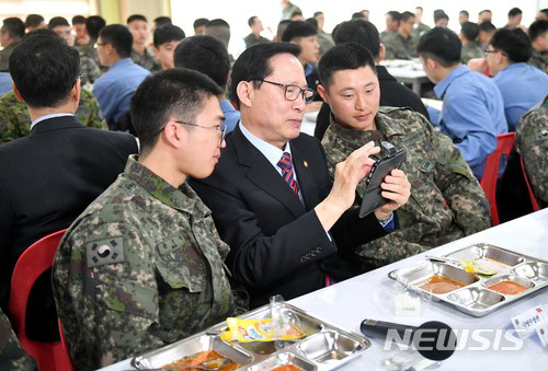 병사가 휴대전화 쓰면 정말 '당나라' 군대 될까