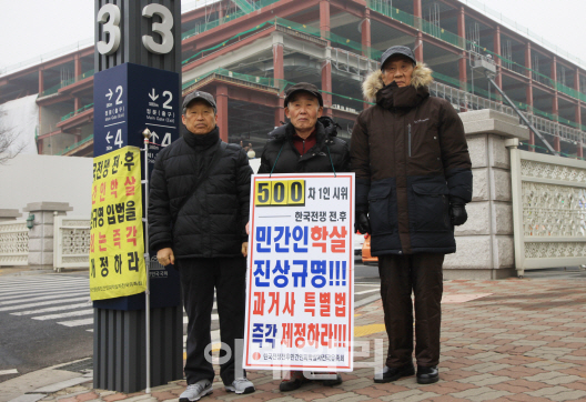 [언저리인터뷰]폭염·미세먼지에도 7년째 1인 시위…“빨갱이 낙인이 두려웠다”