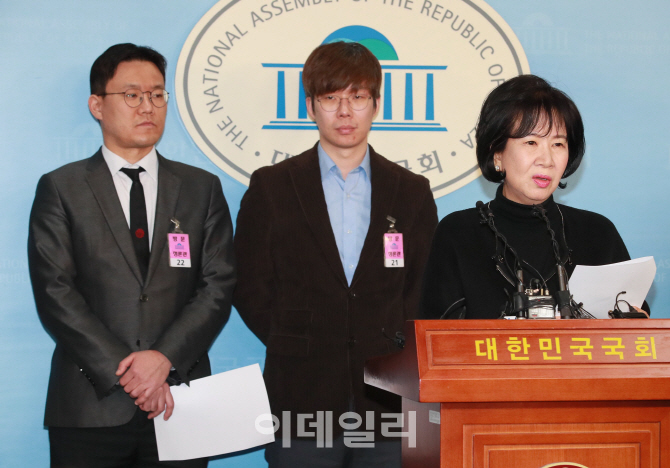 [포토]빙상계 성폭력 관련 기자회견에서 발언하는 손혜원 의원