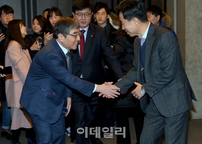 [포토]악수하는 윤석헌-김덕수