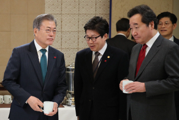 文대통령 "장·차관 대부분 시간 서울서 보내…세종 근무 노력해달라"