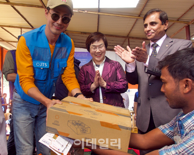 [포토] 조인성과 이미경 KOICA 이사장, 가스버너 전달