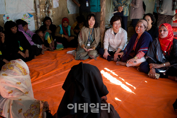 [포토] 로힝야 난민과 대화하는 이미경 이사장