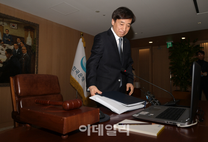 [포토]금통위 참석하는 이주열 한국은행 총재