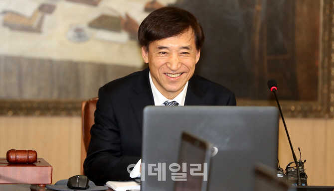 [포토]미소짓는 이주열 한국은행 총재